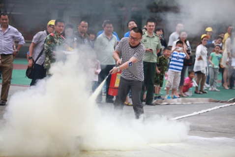“六一”安全課堂：孩子，登云梯、接水帶、滅火盆你都會么？ ——利寶保險在渝開展家庭安全體驗活動