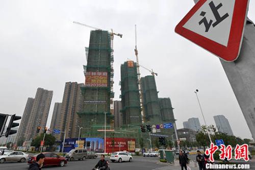資料圖：商品房在建中。 <a target=&apos;_blank&apos; href=&apos;http://www.chinanews.com/&apos; _fcksavedurl=&apos;http://www.chinanews.com/&apos;></table><p align=