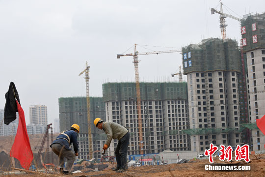 資料圖：山西太原，民工在一建筑工地作業(yè)。<a target=&apos;_blank&apos; href=&apos;http://www.chinanews.com/&apos; _fcksavedurl=&apos;http://www.chinanews.com/&apos;></table><p align=