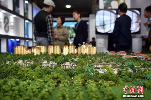 資料圖：售樓人員向顧客介紹樓盤。 <a target=&apos;_blank&apos; href=&apos;http://www.chinanews.com/&apos; _fcksavedurl=&apos;http://www.chinanews.com/&apos; ></table><p align=