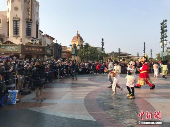 上海迪士尼回應(yīng)天價(jià)插隊(duì)費(fèi)：尊享導(dǎo)覽服務(wù)非中國特有